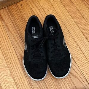 Skechers black tennis shoes